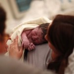 Το πρώτο μωρό του 2017 γεννήθηκε από το πρώτο παιδί του 1980