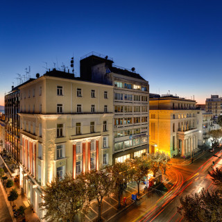 Στο κέντρο της Θεσσαλονίκης, ένα ξενοδοχείο αλλάζει χρώμα στην πόλη