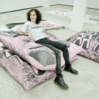 O αισθησιασμός και η επιθυμία κυριαρχούν στο έργο της Σοφίας Στέβη