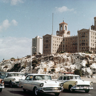 Κυρίες και κύριοι, ένα σπουδαίο ξενοδοχείο ξανανοίγει