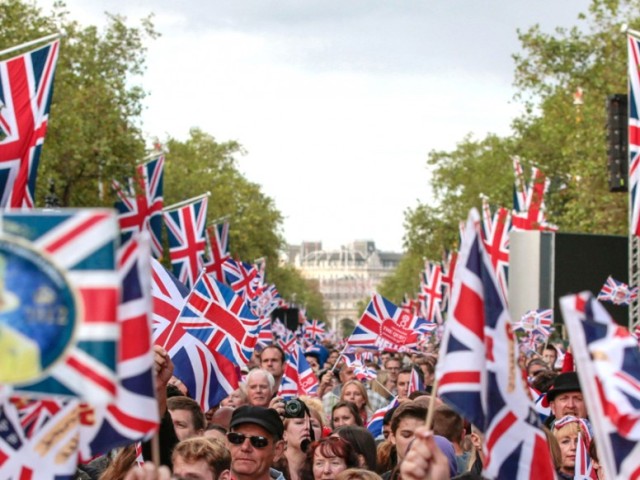 Πως 559 χρήστες του Facebook καταφέρνουν να κινήσουν τα νήματα της ιδεολογικής μεταστροφής, διογκώνοντας το χάσμα της ξενοφοβίας;
