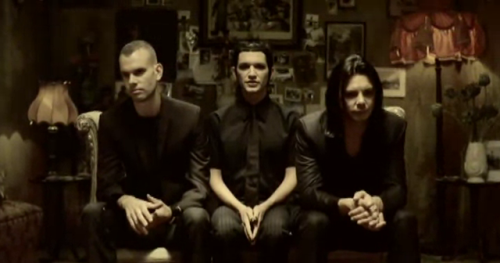 Online δημοπρασία με σπάνια προσωπικά αντικείμενα των Placebo για φιλανθρωπικό σκοπό