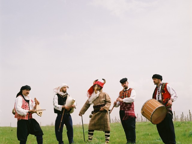 Οι κακές παρέες κάνουν τους Εβρίτικη Ζυγιά να ακούνε afro jazz