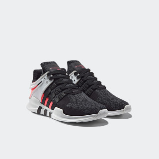 Ένα θρυλικό sneaker επιστρέφει στο σήμερα και μας υπενθυμίζει ότι μόνο τα ουσιαστικά πράγματα αντέχουν στο χρόνο