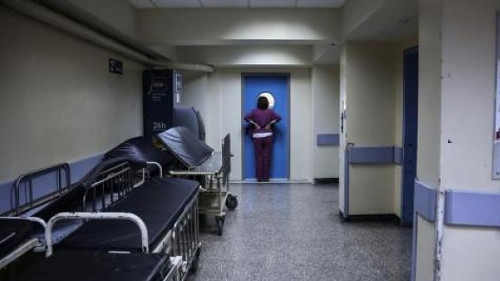 «Στο όνομα των σκληρών δημοσιονομικών στόχων, άνθρωποι που θα μπορούσαν να επιζήσουν πεθαίνουν»