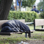 Άφησε τους άστεγους εκτεθειμένους στο πολικό ψύχος επειδή έληξε το ωράριό του