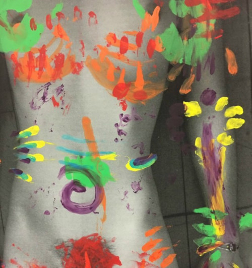 Ένα Σοκαριστικό Έργο Τέχνης για τα Αποτελέσματα της Σεξουαλικής Επίθεσης (NSFW)