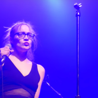 Η Fiona Apple βάζει το δικό της «πετραδάκι» στην Πορεία κατά του Τραμπ