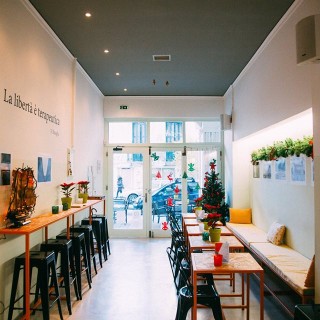 Το cafe Γέφυρες στην Πάτρα είναι διαφορετικό από τα άλλα