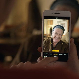 Αυτή είναι η πρώτη διαφήμιση της Apple στην Ελλάδα