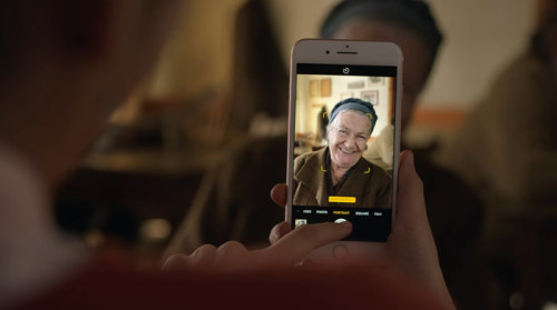 Αυτή είναι η πρώτη διαφήμιση της Apple στην Ελλάδα