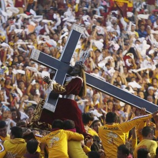 Ανθρωποθάλασσα στη Μανίλα για τον «μαύρο Ναζωραίο»