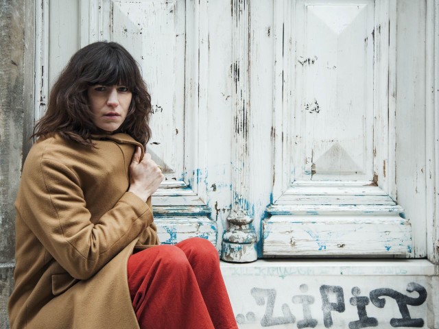 Eleanor Friedberger, 40 ετών, μακριά καστανά μαλλιά, ζει στο παρόν