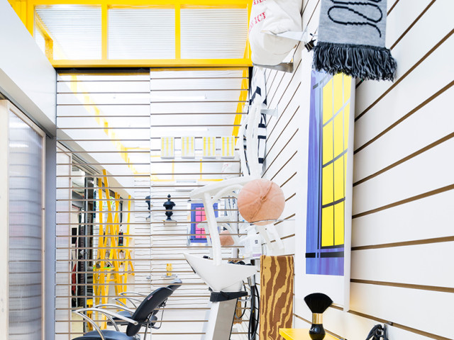 Ένα στούντιο κομμωτικής μέσα σε μια γκαλερί