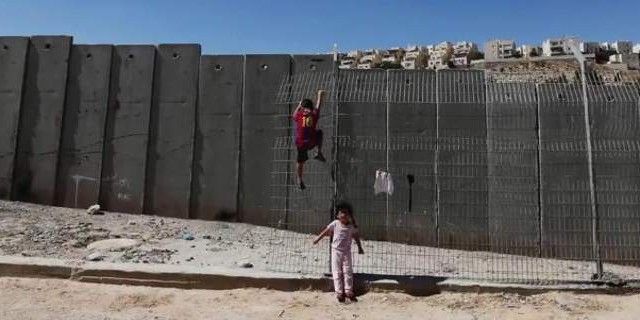 Τείχη χτίζονται σε όλο τον κόσμο για να εμποδίζουν πρόσφυγες και μετανάστες