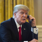 Ο Τραμπ προειδοποιεί τη Google, το Facebook και το Twitter να «προσέχουν»