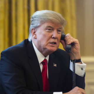 Ο Τραμπ προειδοποιεί τη Google, το Facebook και το Twitter να «προσέχουν»