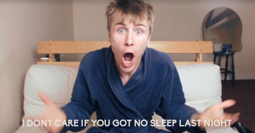 Πώς κάνει η μητέρα σου κάθε πρωί; Αυτό το viral βίντεο θα σε κάνει να ταυτιστείς