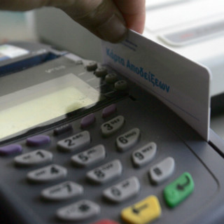 Έως τέλη Ιουνίου υποχρεωτικά τα POS σε 12 τομείς