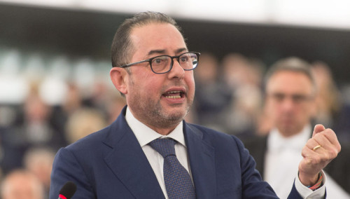 Τζ. Πιτέλα: «Να σταματήσει ο Σόιμπλε να κρατάει σε ομηρία την Ελλάδα και μια ολόκληρη ήπειρο»