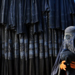 Spiegel: «Οι γυναίκες που φοράνε μαντίλα δεν έχουν καμία σχέση με την τρομοκρατία»