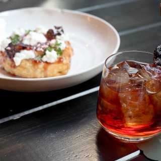 Στην πιο όμορφη «κρυμμένη» πλατεία του ιστορικού κέντρου, το feedέλ συνδυάζει αστική γαστρονομία και signature cocktails