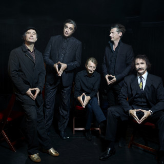 Γιατί κλαίει κάθε πρωί ο Blixa Bargeld;