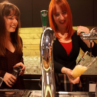 Μάθαμε τα 5 μυστικά σωστού σερβιρίσματος μπύρας από τους καλύτερους