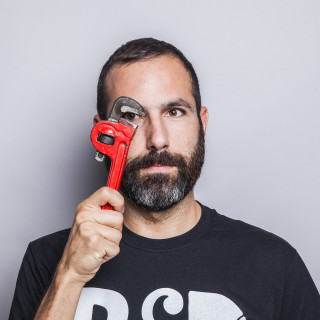 Αυτός ο τύπος από το Νιου Τζέρσεϊ ερωτεύτηκε τη Λένα Πλάτωνος στο YouTube και ξαναβγάζει τους δισκους της στο Σαν Φρανσίσκο. Τον λένε Josh Cheon.