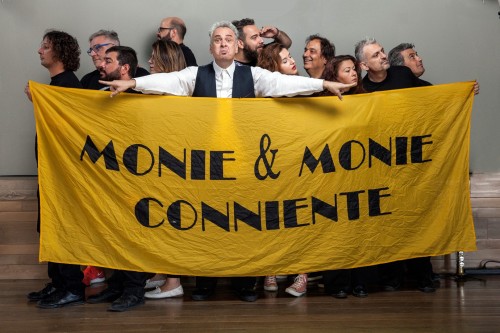 Η «Εσχάτη Κωμωδία» υψώνει τα ποτήρια της μαζί μας