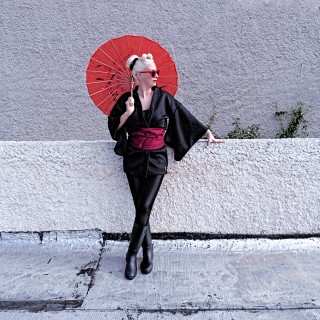 Τα κιμονό Μoga αγκαλιάζουν το σώμα με ανατρεπτικό τρόπο