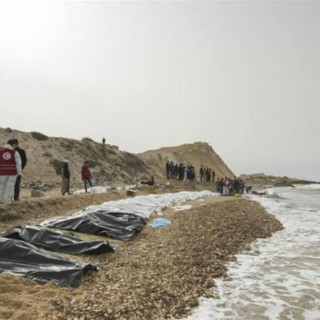 Οι σοροί 74 προσφύγων ξεβράστηκαν στις ακτές της Λιβύης