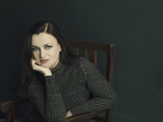 Η Καρυοφυλλιά Καραμπέτη είναι μία μεγάλη ηθοποιός που δεν σταμάτησε ποτέ να εργάζεται πολύ σκληρά