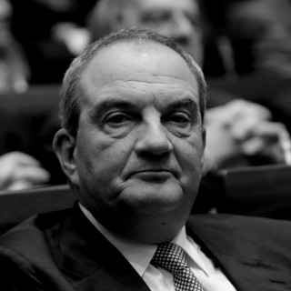 Κύριε Καραμανλή, αφού ήταν μια στημένη σκευωρία εναντίον σας, γιατί κλείσατε άρον άρον τη Βουλή το καλοκαίρι του 2008;