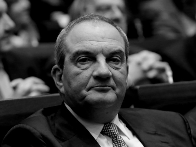 Κύριε Καραμανλή, αφού ήταν μια στημένη σκευωρία εναντίον σας, γιατί κλείσατε άρον άρον τη Βουλή το καλοκαίρι του 2008;