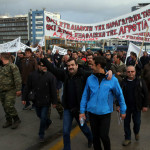 Επεισόδια μεταξύ αγροτών και ΜΑΤ έξω από το υπουργείο Αγροτικής Ανάπτυξης