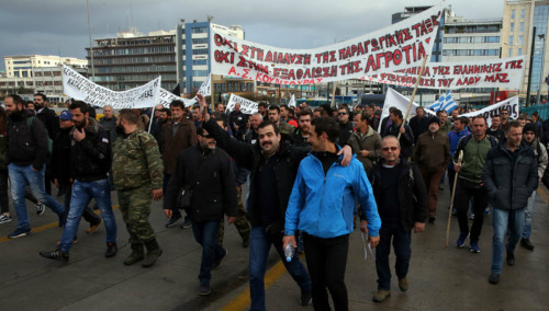 Επεισόδια μεταξύ αγροτών και ΜΑΤ έξω από το υπουργείο Αγροτικής Ανάπτυξης