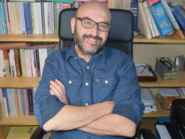 O Κώστας Καβανόζης επιστρέφει στην ουσία της γραφής μέσα από τη διδασκαλία της