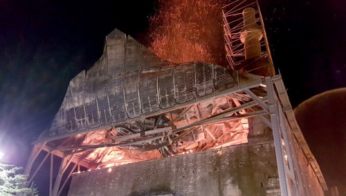 Κατασβέστηκε η πυρκαγιά στο τέμενος Βαγιαζήτ