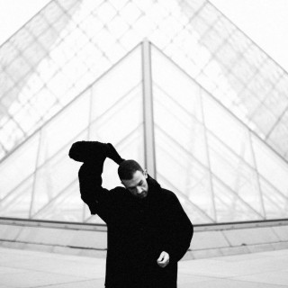 Στο Παρίσι Συστήνεται ως «Λαρυγγούς», για να τον Καταλαβαίνουν...