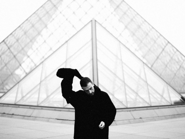 Στο Παρίσι Συστήνεται ως «Λαρυγγούς», για να τον Καταλαβαίνουν…