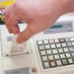 Τί αλλάζει σε πρόστιμα και αναστολή λειτουργίας επιχειρήσεων για τη μη έκδοση αποδείξεων