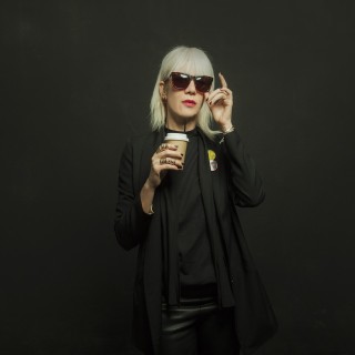 H Έφη Αλεβίζου χόρευε, με τα χέρια στον αέρα, στα θερμοκήπια των Οινοφύτων