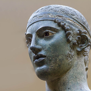 Ο Ηνίοχος των Δελφών, του Άθου Δημουλά