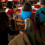 Reuters: Έλληνες γονείς αφήνουν τα παιδιά τους σε ιδρύματα γιατί δεν έχουν να τα ταΐσουν