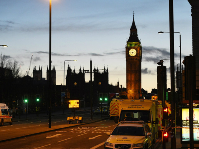 Μ. Βρετανία: Μια βαλίτσα γεμάτη ζαφείρια και άλλους πολύτιμους λίθους αξίας 1,12 εκ. ευρώ κλάπηκε από τρένο στο Λονδίνο