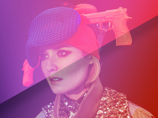 «Κοίτα γύρω σου φίλε μου, όλα είναι περίεργα. Οι ταινίες, η μόδα, οι ιδέες. Πώς να μην είναι περίεργη και η δική μου ποπ;»