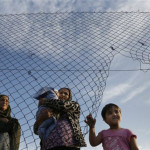 Guardian: Κακοδιαχείριση των χρημάτων του προσφυγικού στην Ελλάδα