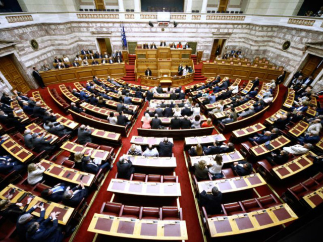 Προκλητική μείωση έως 2.000 ευρώ της εισφοράς αλληλεγγύης για πολιτικούς