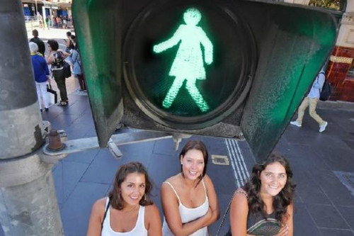 Ο «Σταμάτης» κι ο «Γρηγόρης» έγιναν γυναικείες φιγούρες στη Μελβούρνη